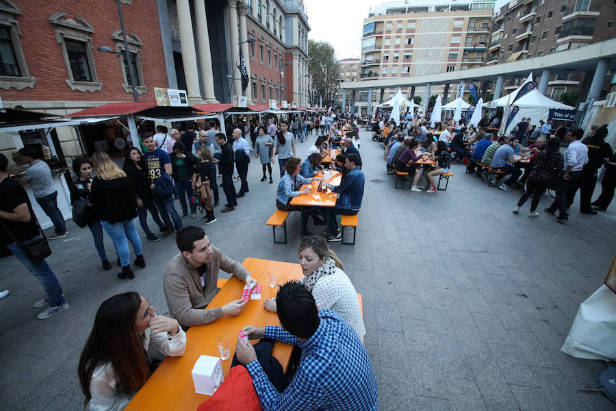 El evento reúne hasta el domingo en la plaza de la Universidad una selección de cervezas destacadas y artesanales que podrán disfrutarse con tapas variadas.