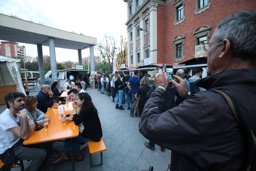 El evento reúne hasta el domingo en la plaza de la Universidad una selección de cervezas destacadas y artesanales que podrán disfrutarse con tapas variadas.