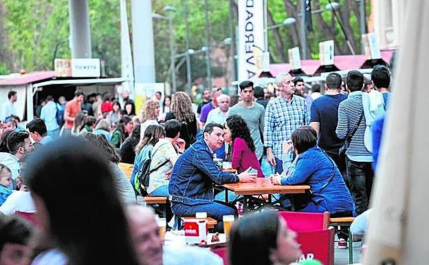 El recinto de la plaza de la Universidad, ayer, abarrotado de público. 