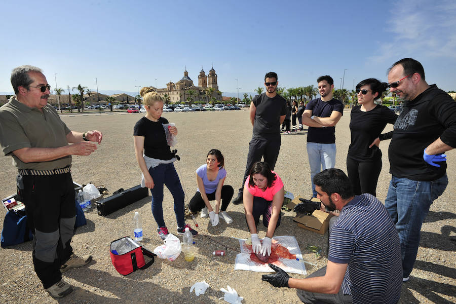 Los alumnos del Máster en Medicina de Emergencias de la Universidad Católica participan en un simulacro de ataque terrorista, realizado con la ayuda del Ejército del Aire de Madrid