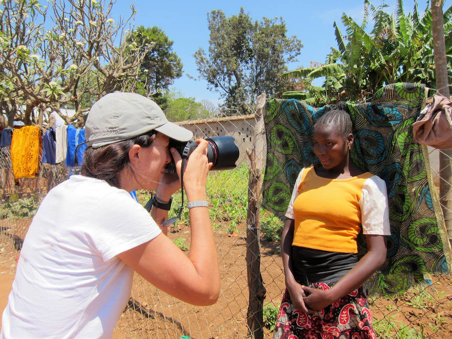 La fotógrafa Ana Palacios denuncia en el Museo Molinos del Río de Murcia el drama de los negros albinos de Tanzania