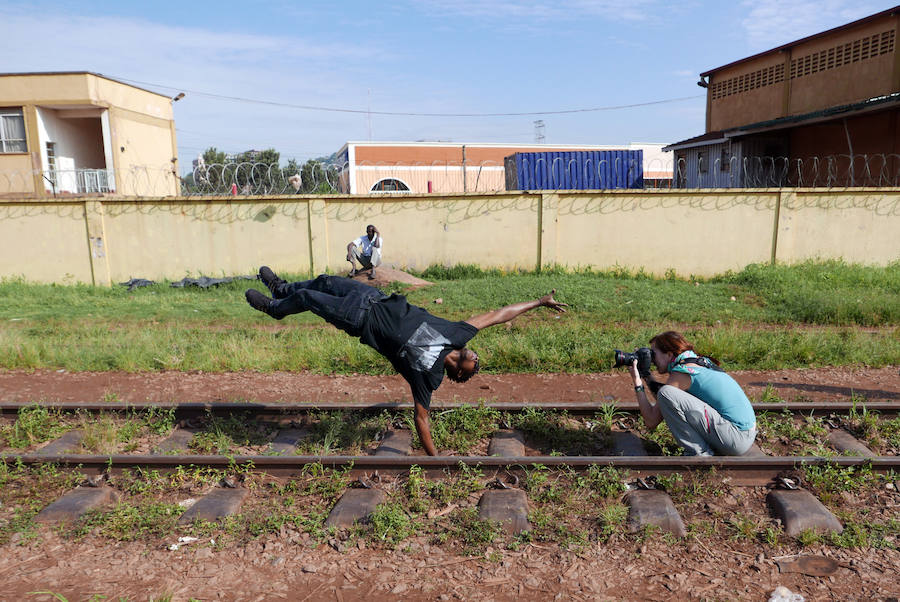 La fotógrafa Ana Palacios denuncia en el Museo Molinos del Río de Murcia el drama de los negros albinos de Tanzania