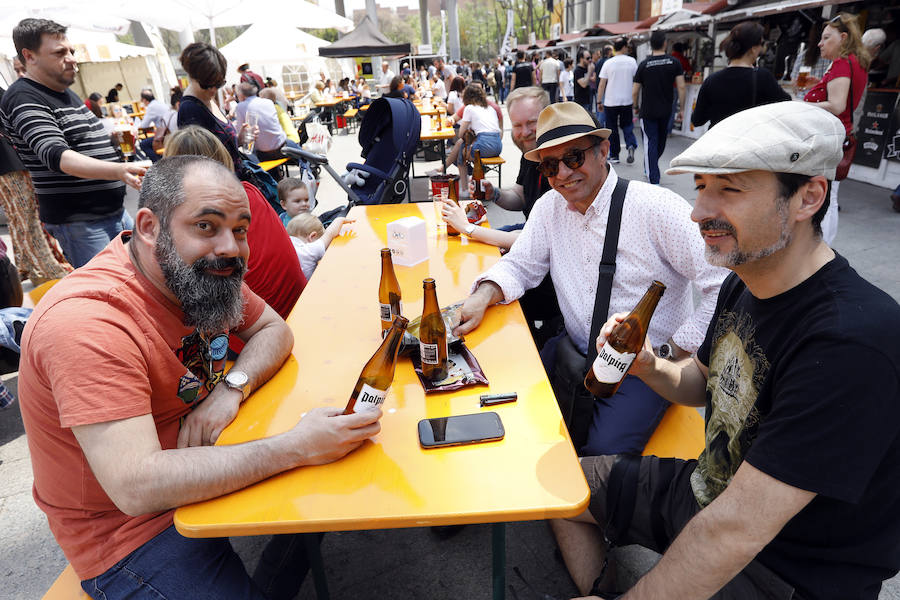 Miles de murcianos han pasado este fin de semana por la plaza de la Universidad para degustar las más de cuarenta variedades. Los amantes del 'zumo de cebada' tienen hasta las cinco de esta tarde para disfrutar de esta fiesta única