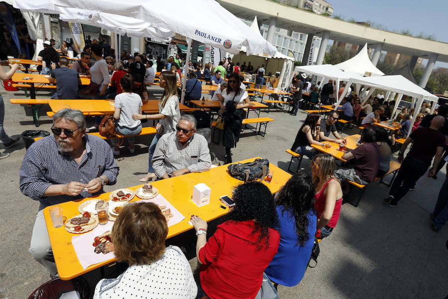 Miles de murcianos han pasado este fin de semana por la plaza de la Universidad para degustar las más de cuarenta variedades. Los amantes del 'zumo de cebada' tienen hasta las cinco de esta tarde para disfrutar de esta fiesta única
