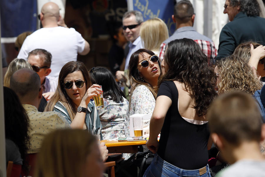 Miles de murcianos han pasado este fin de semana por la plaza de la Universidad para degustar las más de cuarenta variedades. Los amantes del 'zumo de cebada' tienen hasta las cinco de esta tarde para disfrutar de esta fiesta única