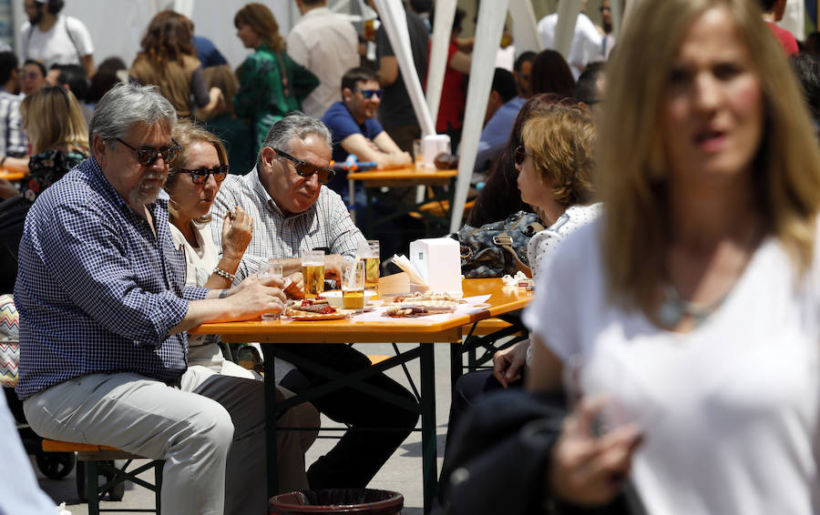 Miles de murcianos han pasado este fin de semana por la plaza de la Universidad para degustar las más de cuarenta variedades. Los amantes del 'zumo de cebada' tienen hasta las cinco de esta tarde para disfrutar de esta fiesta única
