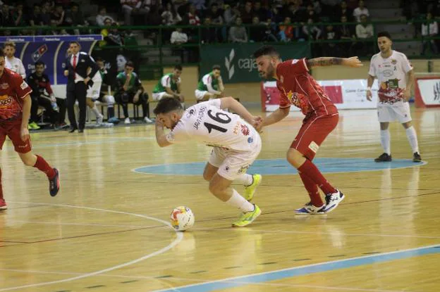 Elías persigue a Javi Alonso, ayer.