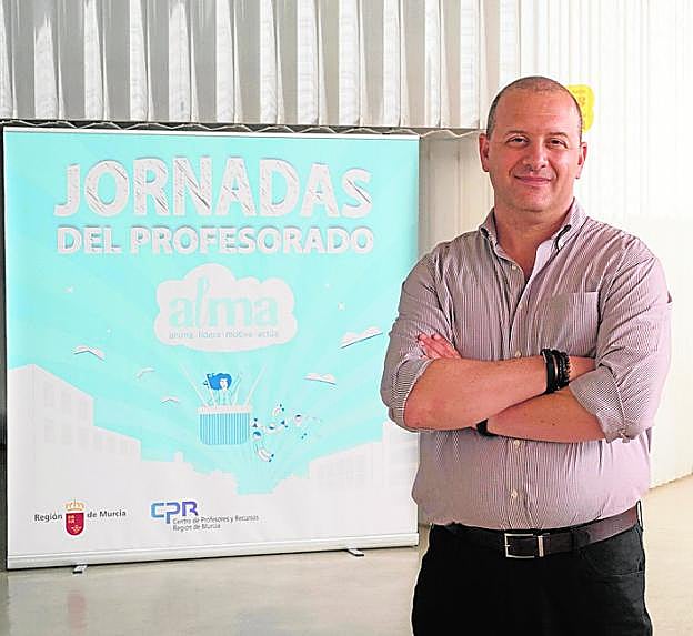 Richard Gerver, junto al cartel del foro educativo.