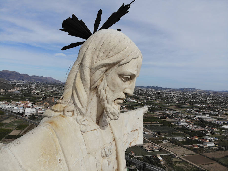 El deterioro del Sagrado Corazón de Monteagudo causa el desprendimiento de trozos de hormigón de los dedos y brechas en las uniones de las piezas. Unas fotografías tomadas con un dron revelan grandes desconchones y herrumbre en esta obra de 14 metros de altura