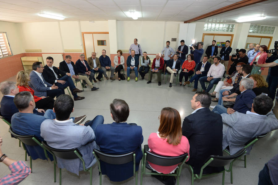 El secretario general del PSOE se reunió con los regantes antes del acto. 