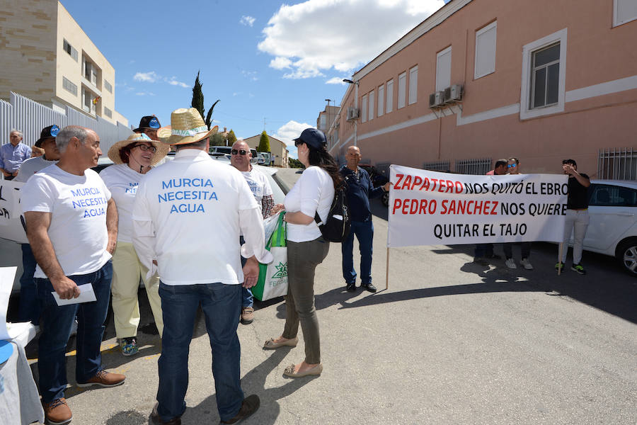 El secretario general del PSOE se reunió con los regantes antes del acto. 