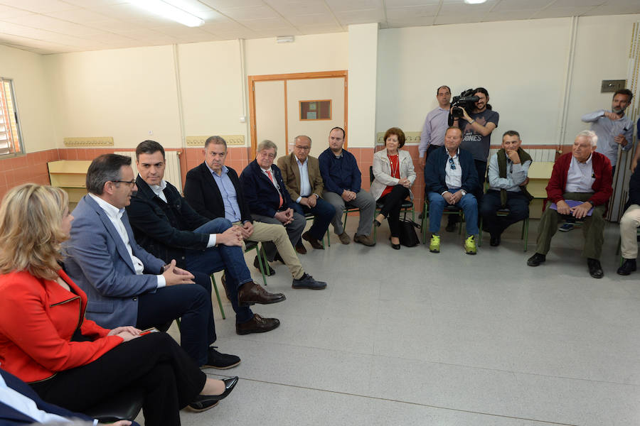 El secretario general del PSOE se reunió con los regantes antes del acto. 