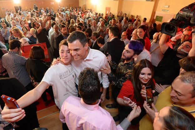 Pedro Sánchez se hace selfis con jóvenes militantes que acudieron al mitin.