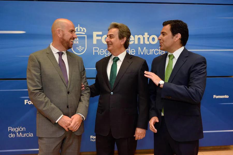 El consejero de Fomento e Infraestructuras, Patricio Valverde, presidió el acto de toma de posesion de los directores generales de la Consejeria: José Antonio Fernandez Llado, director general de Ordenación del Territorio, Arquitectura y Vivienda; Francisco Jose Gonzalez Manzanera, director general de Carreteras; y Jose Ramon Diez de Revenga, director general de Transportes, Costas y Puertos.