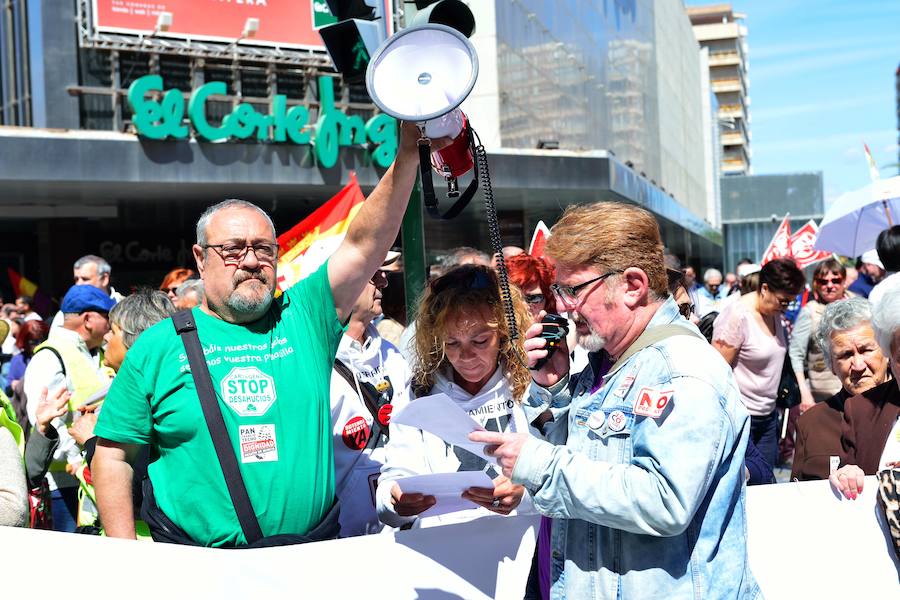 Varios miles de manifestantes salen a la calle en Murcia y Cartagena para reclamar igualdad, mejor empleo, mayores salarios y pensiones dignas en el día de la celebración del Primero de Mayo