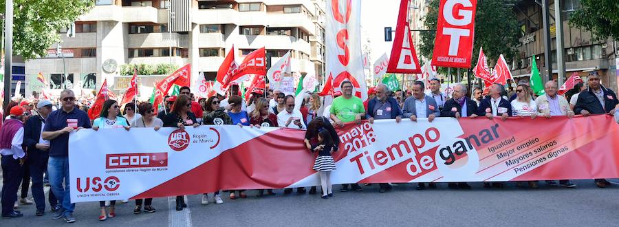 Varios miles de manifestantes salen a la calle en Murcia y Cartagena para reclamar igualdad, mejor empleo, mayores salarios y pensiones dignas en el día de la celebración del Primero de Mayo