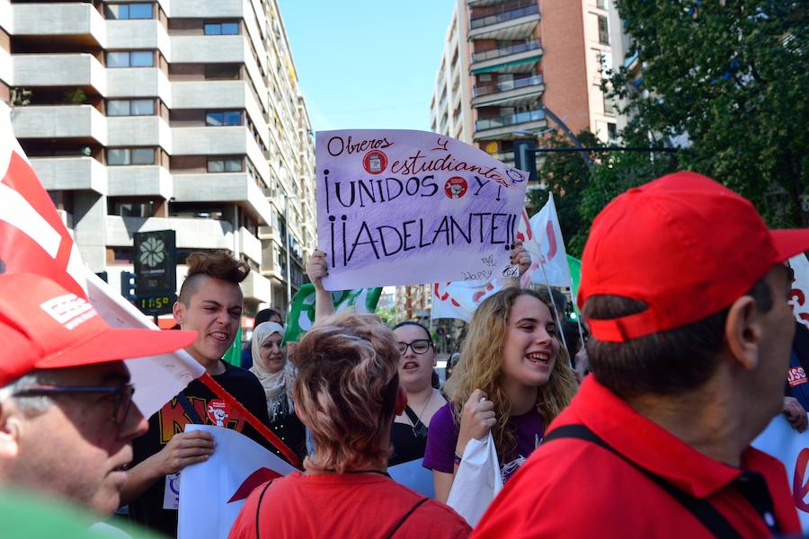 Varios miles de manifestantes salen a la calle en Murcia y Cartagena para reclamar igualdad, mejor empleo, mayores salarios y pensiones dignas en el día de la celebración del Primero de Mayo