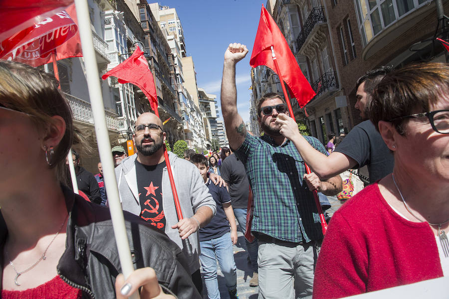 Quinientas personas recorrieron esta mañana calles del casco antiguo, en la manifestación organizada por los sindicatos Comisiones Obreras, UGT y USO. En la cabeza de la protesta se dejaron ver los secretarios comarcales de los sindicatos y más atrás gran parte del Gobierno local.