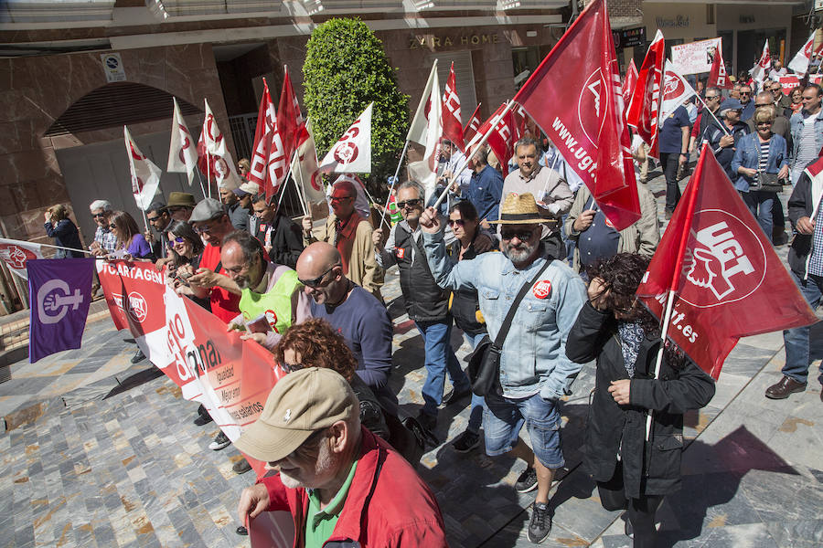 Quinientas personas recorrieron esta mañana calles del casco antiguo, en la manifestación organizada por los sindicatos Comisiones Obreras, UGT y USO. En la cabeza de la protesta se dejaron ver los secretarios comarcales de los sindicatos y más atrás gran parte del Gobierno local.