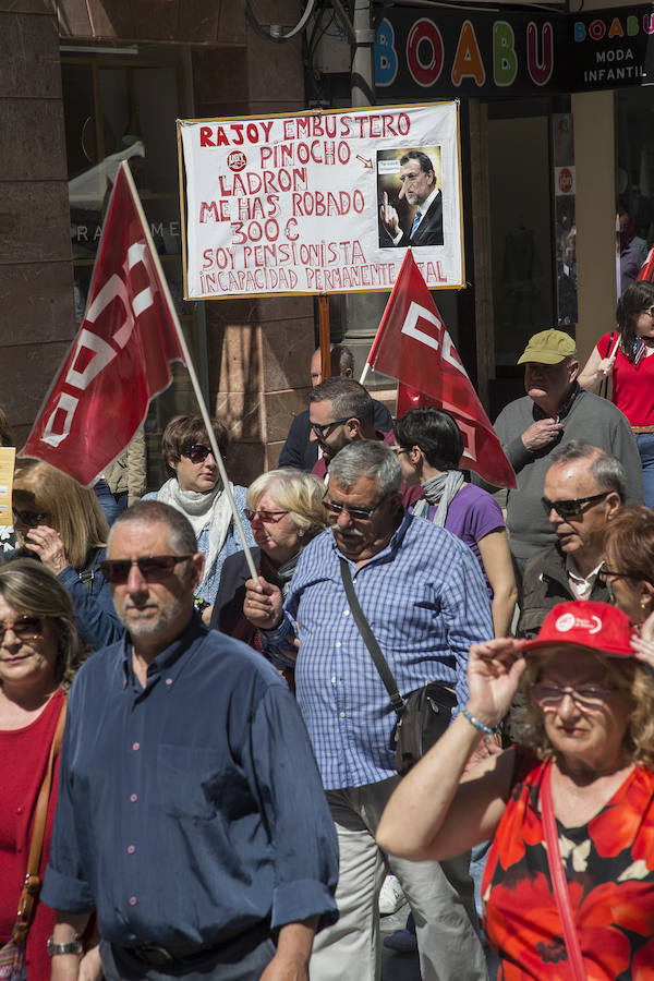 Quinientas personas recorrieron esta mañana calles del casco antiguo, en la manifestación organizada por los sindicatos Comisiones Obreras, UGT y USO. En la cabeza de la protesta se dejaron ver los secretarios comarcales de los sindicatos y más atrás gran parte del Gobierno local.