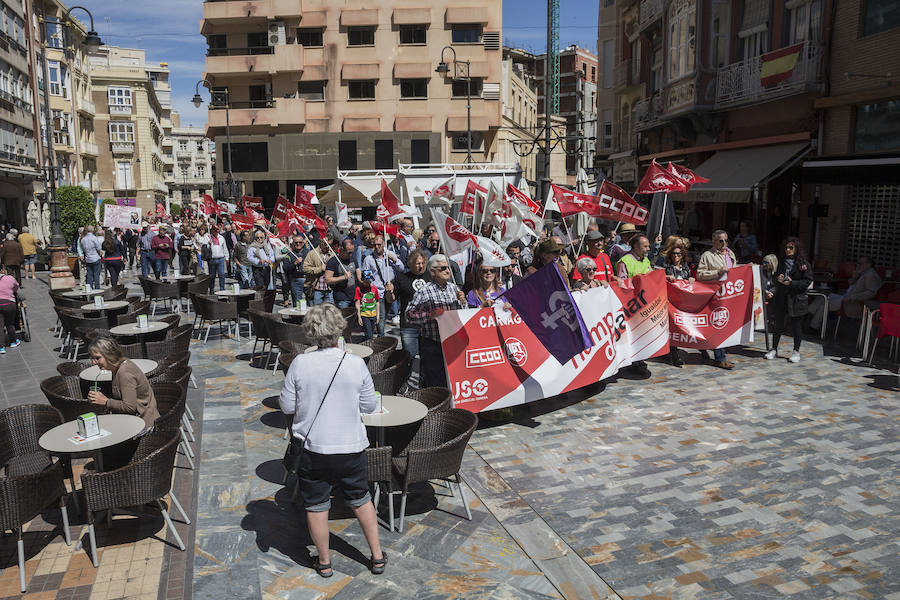 Quinientas personas recorrieron esta mañana calles del casco antiguo, en la manifestación organizada por los sindicatos Comisiones Obreras, UGT y USO. En la cabeza de la protesta se dejaron ver los secretarios comarcales de los sindicatos y más atrás gran parte del Gobierno local.