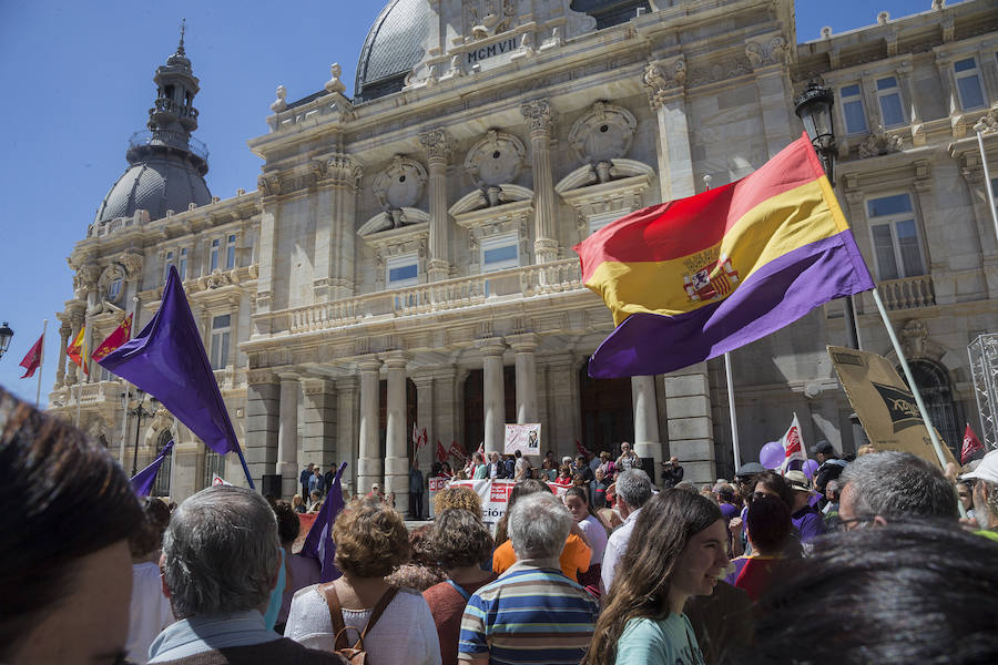 Quinientas personas recorrieron esta mañana calles del casco antiguo, en la manifestación organizada por los sindicatos Comisiones Obreras, UGT y USO. En la cabeza de la protesta se dejaron ver los secretarios comarcales de los sindicatos y más atrás gran parte del Gobierno local.