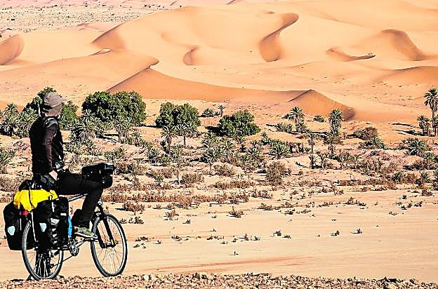 Juan Francisco Cerezo, aventurero murciano de 52 años, ante el desierto Gran Erg Occidental, en Argelia.