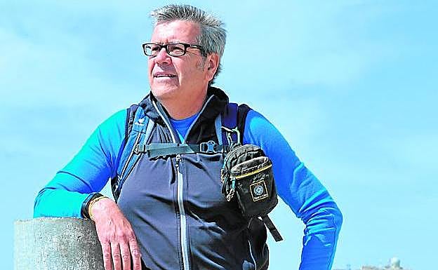 Manuel Águila, en el vértice geodésico del Morrón de Alhama, con el Morrón de Espuña al fondo a la derecha.