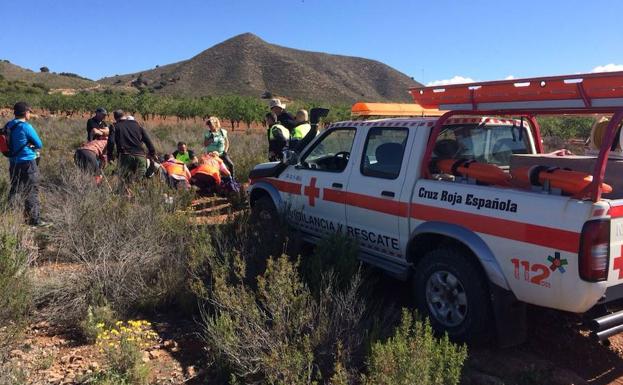 Efectivos de Cruz Roja Española asisten a la senderista accidentada en Chuecos.