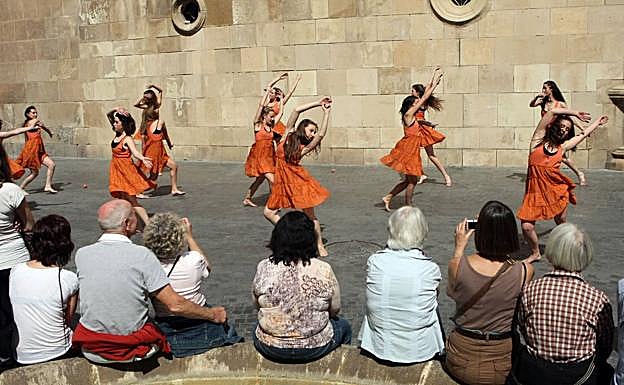 Exhibición de danza junto al Conservatorio de Murcia.