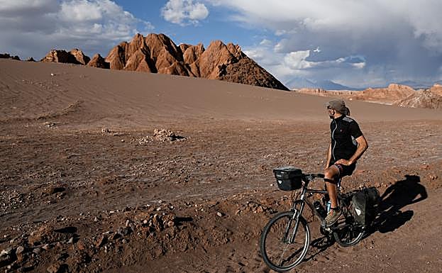 Cerezo mira las crestas del desierto de Atacama, en Chile, en una ruta realizada durante las pasadas Fiestas de Primavera.