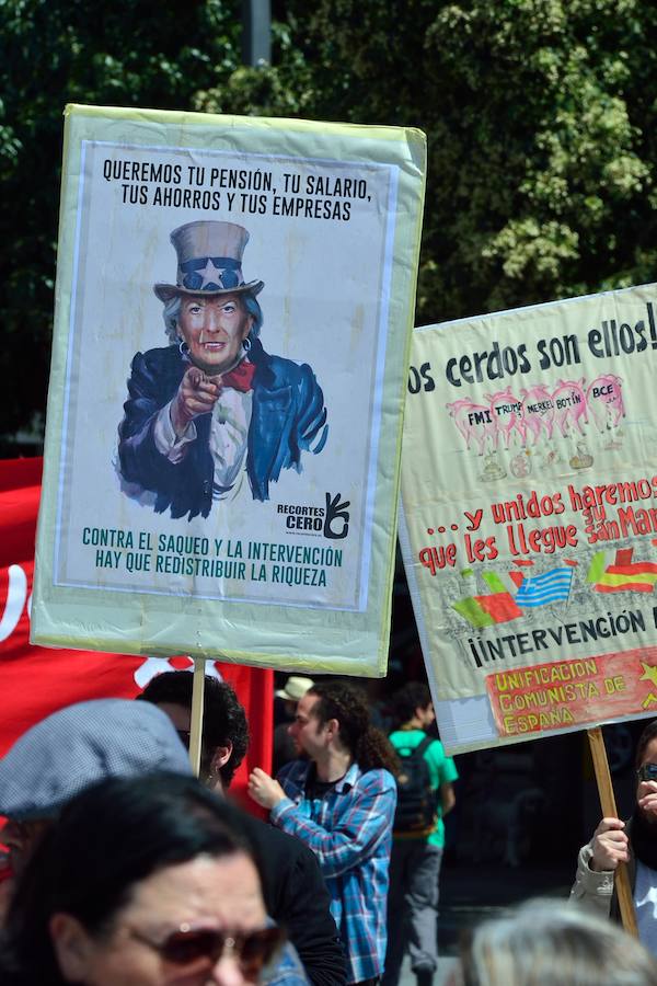 Varios miles de manifestantes salen a la calle en Murcia y Cartagena para reclamar igualdad, mejor empleo, mayores salarios y pensiones dignas en el día de la celebración del Primero de Mayo