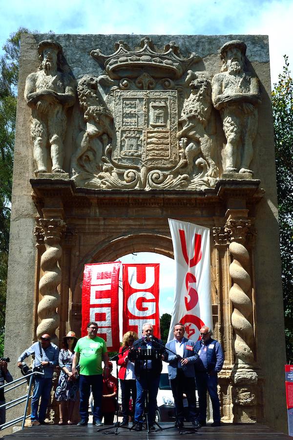 Varios miles de manifestantes salen a la calle en Murcia y Cartagena para reclamar igualdad, mejor empleo, mayores salarios y pensiones dignas en el día de la celebración del Primero de Mayo