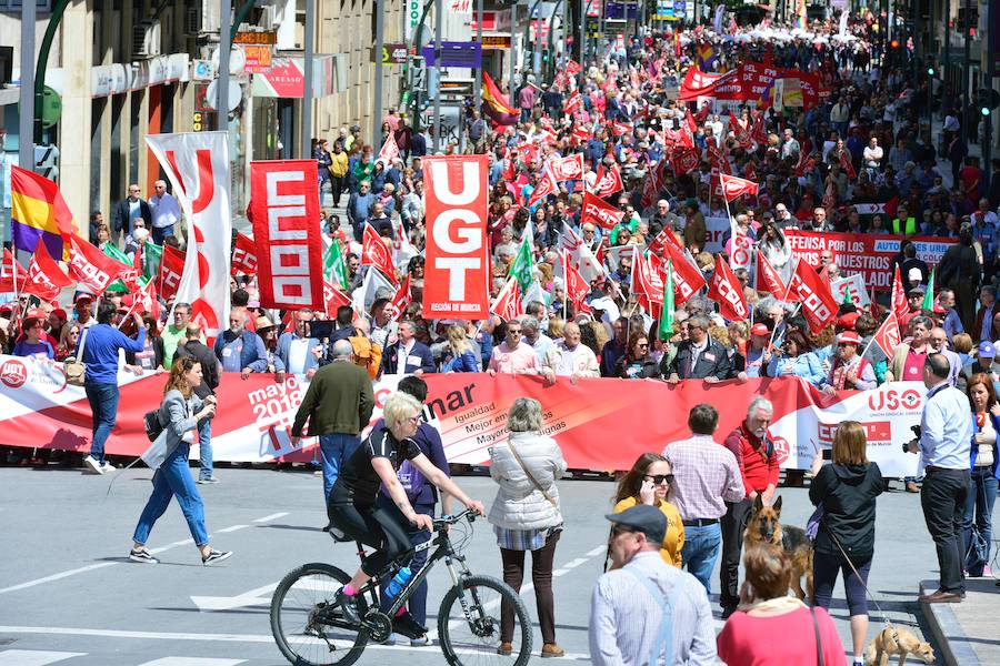 Varios miles de manifestantes salen a la calle en Murcia y Cartagena para reclamar igualdad, mejor empleo, mayores salarios y pensiones dignas en el día de la celebración del Primero de Mayo