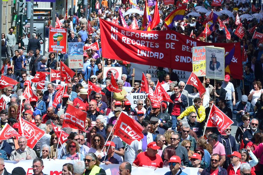 Varios miles de manifestantes salen a la calle en Murcia y Cartagena para reclamar igualdad, mejor empleo, mayores salarios y pensiones dignas en el día de la celebración del Primero de Mayo