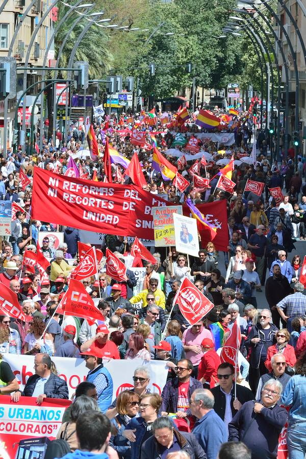 Varios miles de manifestantes salen a la calle en Murcia y Cartagena para reclamar igualdad, mejor empleo, mayores salarios y pensiones dignas en el día de la celebración del Primero de Mayo