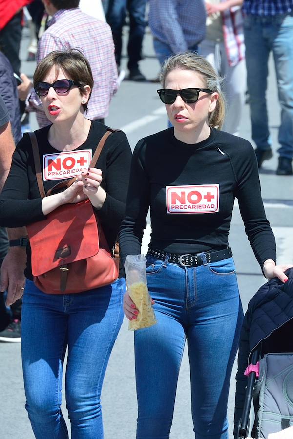 Varios miles de manifestantes salen a la calle en Murcia y Cartagena para reclamar igualdad, mejor empleo, mayores salarios y pensiones dignas en el día de la celebración del Primero de Mayo