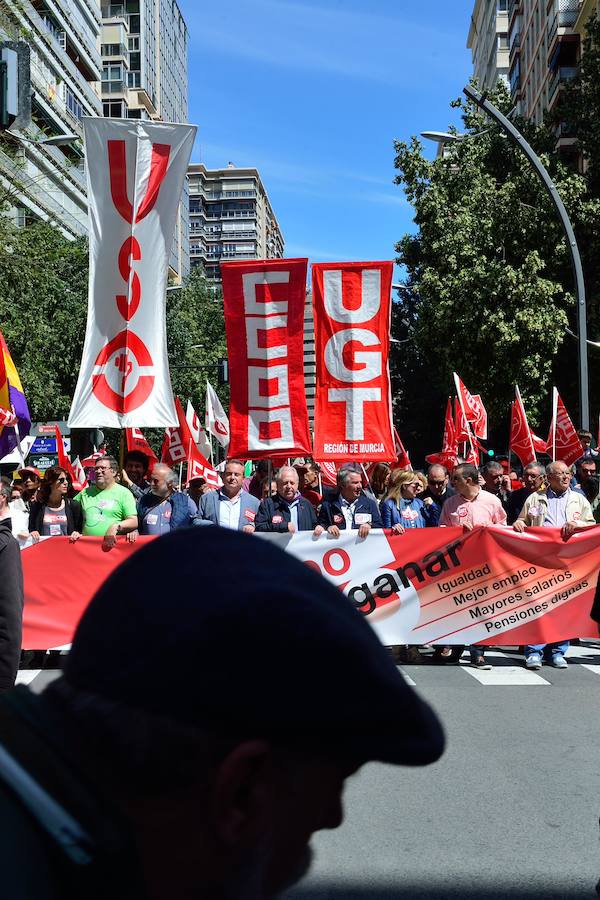 Varios miles de manifestantes salen a la calle en Murcia y Cartagena para reclamar igualdad, mejor empleo, mayores salarios y pensiones dignas en el día de la celebración del Primero de Mayo