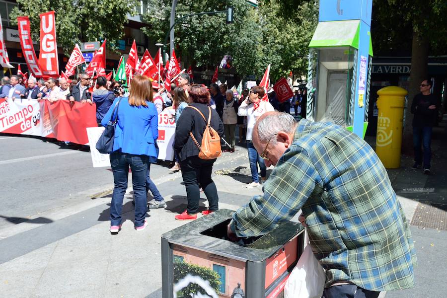 Varios miles de manifestantes salen a la calle en Murcia y Cartagena para reclamar igualdad, mejor empleo, mayores salarios y pensiones dignas en el día de la celebración del Primero de Mayo