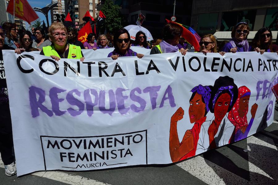 Varios miles de manifestantes salen a la calle en Murcia y Cartagena para reclamar igualdad, mejor empleo, mayores salarios y pensiones dignas en el día de la celebración del Primero de Mayo