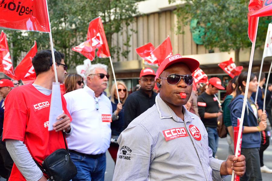Varios miles de manifestantes salen a la calle en Murcia y Cartagena para reclamar igualdad, mejor empleo, mayores salarios y pensiones dignas en el día de la celebración del Primero de Mayo