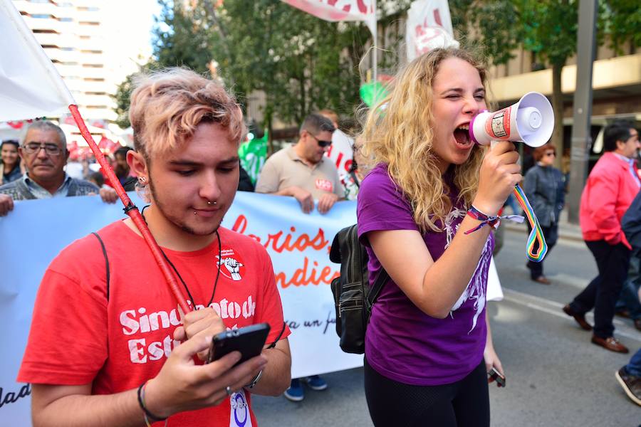 Varios miles de manifestantes salen a la calle en Murcia y Cartagena para reclamar igualdad, mejor empleo, mayores salarios y pensiones dignas en el día de la celebración del Primero de Mayo