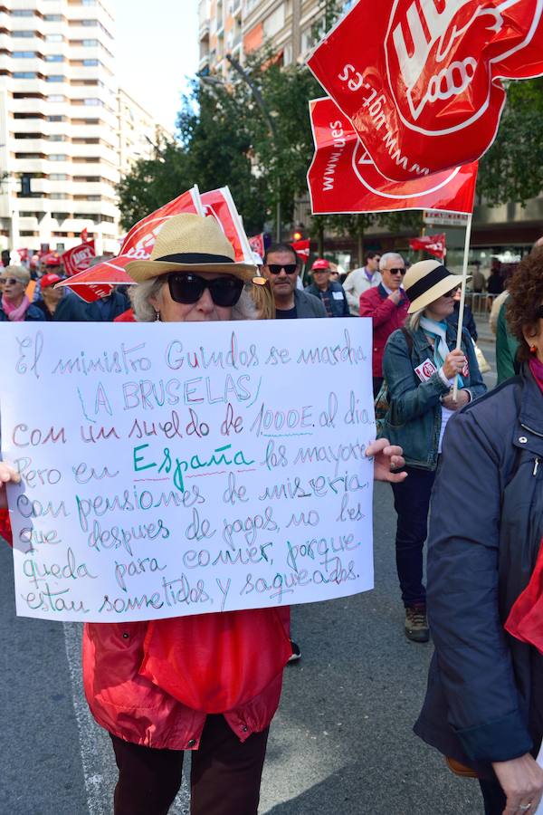 Varios miles de manifestantes salen a la calle en Murcia y Cartagena para reclamar igualdad, mejor empleo, mayores salarios y pensiones dignas en el día de la celebración del Primero de Mayo