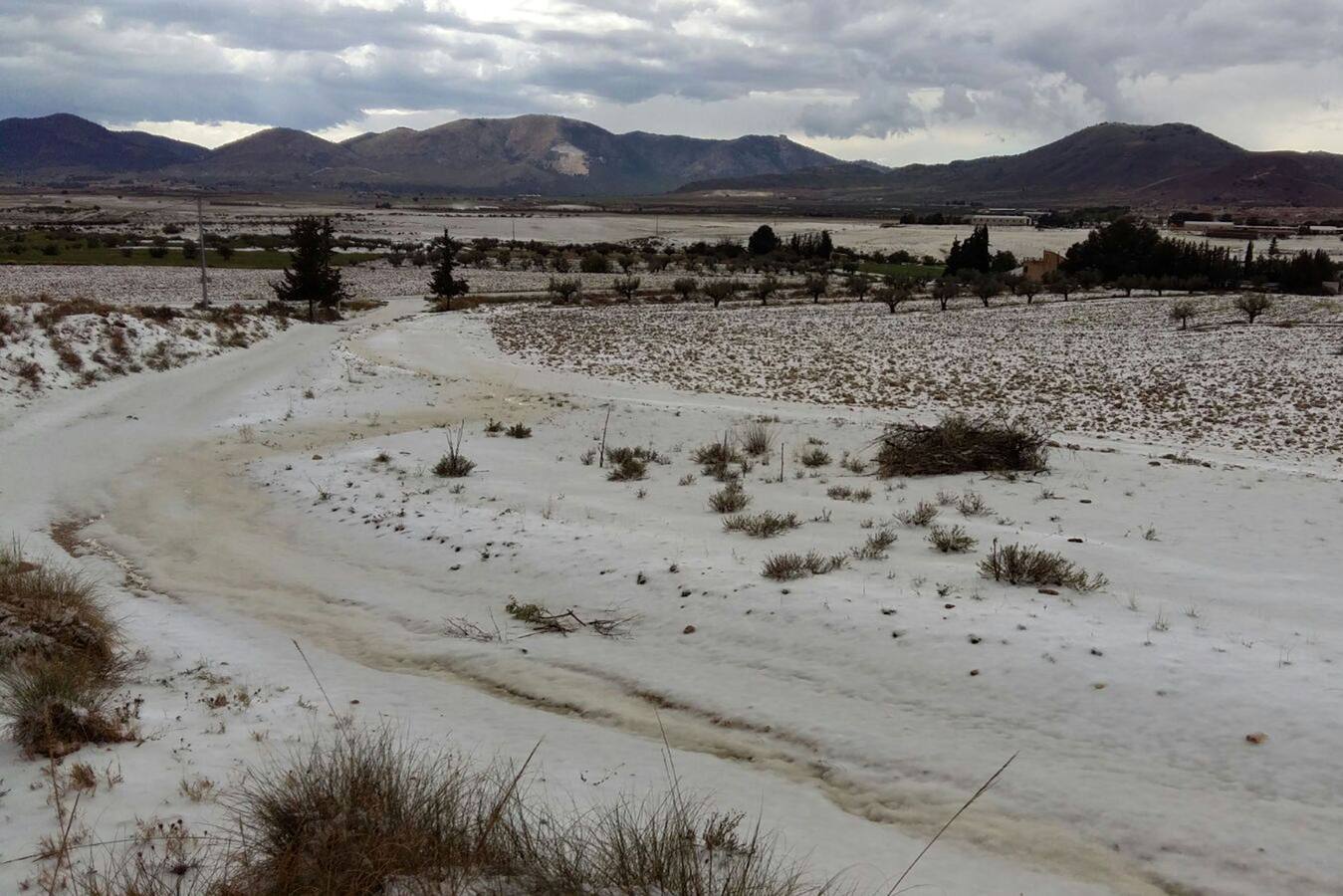 Una nevada sorprendió este martes las tierras interiores de Lorca. La Casa de Los Villares, en Zarcilla de Ramos, quedó cubierta de nieve. El granizo también hizo aparición.