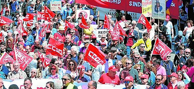 Los manifestantes abarrotaron la Gran Vía de Murcia cargados de pancartas, banderolas y consignas reivindicativas.