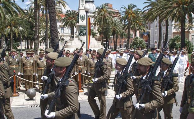 La fuerza desfila ante el mando que presidió el acto. 