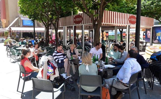 Un grupo de amigos disfruta de un aperitivo en la Plaza de las Flores, este miércoles. 