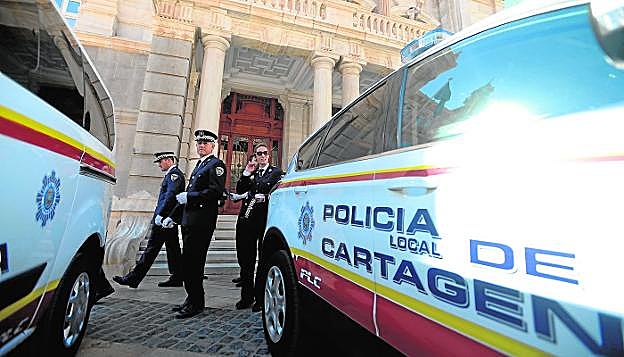 Agentes de la Policía Local, frente al Palacio Consistorial, durante la celebración de la festividad de su patrón, en noviembre.