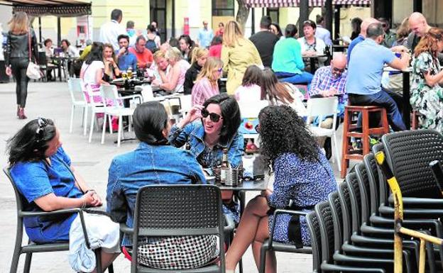 Clientes tomando el aperitivo en una terraza en la plaza de las Flores, incluida en las zonas declaradas de especial protección acústica por el Ayuntamiento.