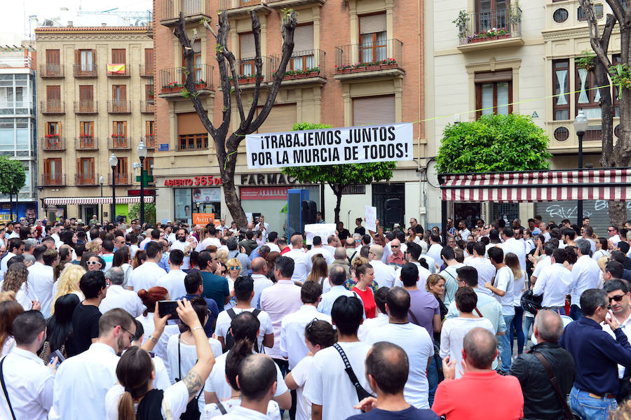 Cientos de trabajadores del sector de la hostelería se manifestaron en Santa Catalina bajo el lema «¡Trabajemos juntos por la Murcia de todos!»